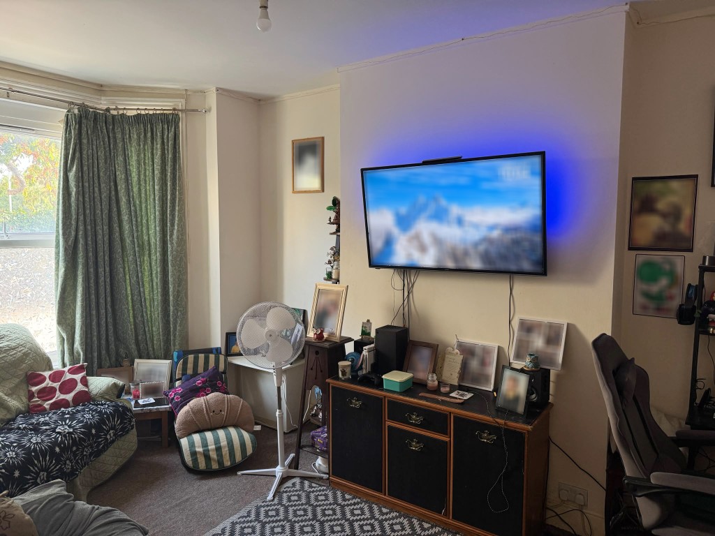 Lot: 116 - THREE-BEDROOM MID-TERRACE HOUSE FOR INVESTMENT - Living room with painted walls and fitted carpet